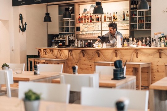 Die Bar im Restaurant MUN bietet eine vielfallt an Cocktails und Getränken